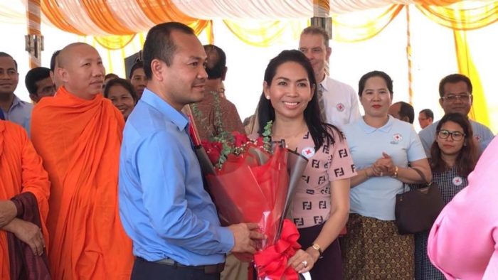 លោកអភិបាលខណ្ឌពោធិ៍សែនជ័យយកថ្ងៃខួបកំណើតធ្វើអំពើល្អ ចែកអំណោយជូនជនពិការ ចាស់ជរា មានជីវភាពខ្វះខាត និង ពីសា នំបញ្ចក់សាមគ្គី ជុំគ្នាជាមួយពលរដ្ឋ !