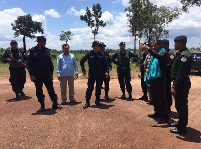 កម្លាំងសមត្ថកិច្ច នាំខ្លួនឧកញ៉ា គង់ ក្រឹង ទៅឆែកឆេរផ្ទះ នៅស្រុកស្នួល ក្រោយពីឃាត់ខ្លួនកាលពីល្ងាចម្សិលមិញ!