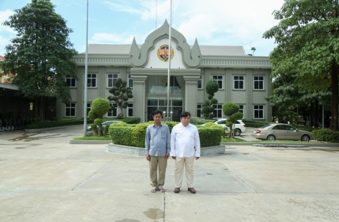 ជនឆបោក០២នាក់ ត្រូវអាវុធហត្ថរាជធានីភ្នំពេញចាប់ខ្លួន ព្រោះក្លែងបន្លំជាសាច់ញាត ឯកឧត្តម យឹម លាង បោកជនរងគ្រោះប្រហែល១០០នាក់ យកបានប្រាក់ រាប់ម៉ឺនដុល្លារ ដោយប្រាប់ថា រត់ការចូលក្របខ័ណ្ឌកងទ័ព!