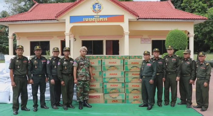 ឯកឧត្តមហ៊ុន ម៉ាណែតឧបត្ថម្ភអង្ករ៣០០០គ.ក មីម៉ាម៉ា២០០កេសដល់តំបន់ប្រតិបត្តិការសឹករងកំពង់ធំ សម្រាប់បន្តការងារមនុស្សធម៌ !