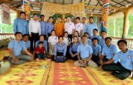 លោក សេង សុធារ៉ា អនុប្រធានក្រុមការងារចុះជួយយុវជនស្រុកកំពង់រោទិ៍ តំណាងឯកឧត្ដម ឌី វិជ្ជា នាំយកទានវស្សា ទយ្យទានទៅប្រគេនព្រះសង្ឃ និងចែកជូនគ្រួសារក្រីក្រ!