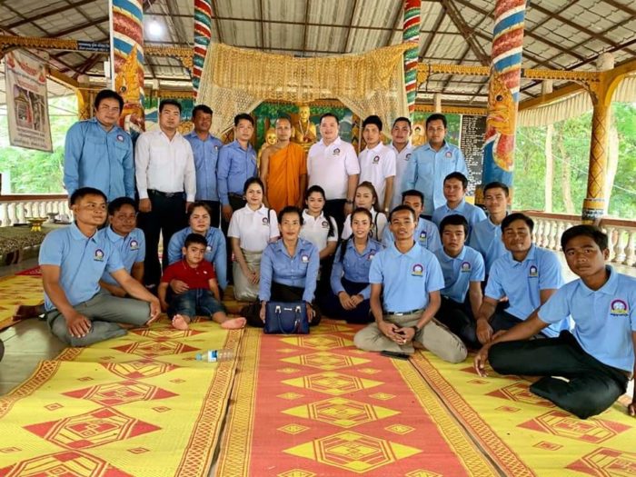 លោក សេង សុធារ៉ា អនុប្រធានក្រុមការងារចុះជួយយុវជនស្រុកកំពង់រោទិ៍ តំណាងឯកឧត្ដម ឌី វិជ្ជា នាំយកទានវស្សា ទយ្យទានទៅប្រគេនព្រះសង្ឃ និងចែកជូនគ្រួសារក្រីក្រ!