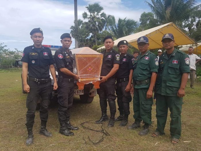 លោក​ឧត្តម​សេ​នីយ​ទោ​​​​​​​​​​​​​​​​​​​ ម៉ៅ ច័ន្ទមធុរិទ្ធ ផ្តល់​​អំ​​​​​​​​​​ណោ​យមឈូសលើកទី១៦២ជូនគ្រួសារសពក្រីក្រ
