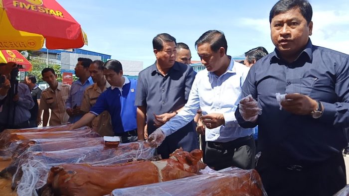 អាជ្ញាធរខេត្តកំពត រៀបចំពិធីបរិភោគសាច់ជ្រូក ក្រោមប្រធានបទ ពិសាសាច់ជ្រូក សុវត្ថិភាពខេត្តកំពត!