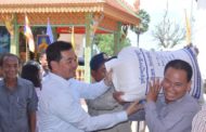 ឯកឧត្ដម អ៊ុន ចាន់ដា ចែក​ស្រូវ​ពូជ​ជូនកសិករ​ ​ដែល​រងផលប៉ះពាល់​ដោយ​គ្រោះ​រាំងស្ងួត​ ​​ជិត​៦០០គ្រួសារ​ ក្នុង​ស្រុកជើងព្រៃ