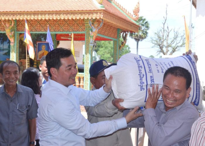ឯកឧត្ដម អ៊ុន ចាន់ដា ចែក​ស្រូវ​ពូជ​ជូនកសិករ​ ​ដែល​រងផលប៉ះពាល់​ដោយ​គ្រោះ​រាំងស្ងួត​ ​​ជិត​៦០០គ្រួសារ​ ក្នុង​ស្រុកជើងព្រៃ