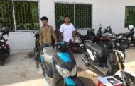 ការិយាល័យនគរបាលព្រហ្មទណ្ឌកំរិតស្រាលរាជធានីភ្នំពេញ បានធ្វើការបង្ហាញមុខជនសង្ស័យ២នាក់ ក្នុងចំណោម៣នាក់ ពាក់ព័ន្ធនិងករណីប្លន់ប្រដាប់ដោយអាវុធ!