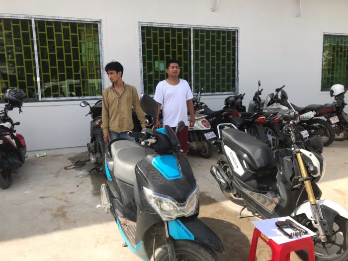 ការិយាល័យនគរបាលព្រហ្មទណ្ឌកំរិតស្រាលរាជធានីភ្នំពេញ បានធ្វើការបង្ហាញមុខជនសង្ស័យ២នាក់ ក្នុងចំណោម៣នាក់ ពាក់ព័ន្ធនិងករណីប្លន់ប្រដាប់ដោយអាវុធ!