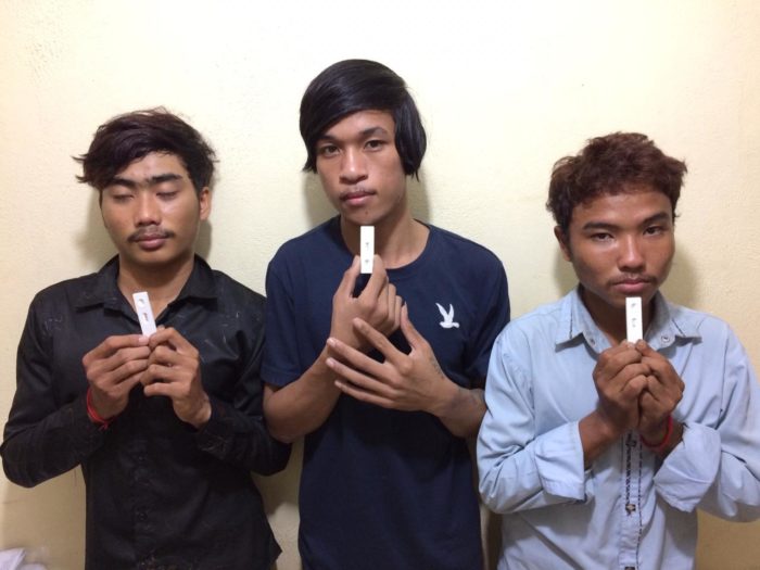 ជនសង្ស័យចំនួន០៣នាក់ត្រូវបានកម្លាំងល្បាតនគរបាលខណ្ឌសែនសុខឃាត់ខ្លួនករណីប្រើប្រាស់ដោយខុសច្បាប់នូវសារធាតុញៀន!