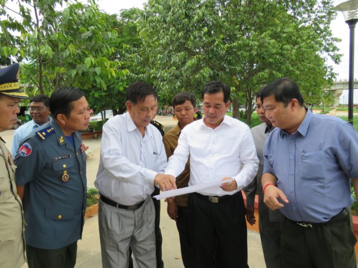 ឯកឧត្ដម អ៊ុន ចាន់ដា អភិបាលខេត្តកំពង់ចាម បានដឹកនាំមន្ត្រីជំនាញ និងមន្ទីរពាក់ព័ន្ធចុះពិនិត្យគម្រោងកែលំអរសួនច្បារ ចាប់ពីចំណុចគល់ស្ពានគីហ្សូណា ឆ្ពោះទៅដល់ចំណុចអតីតកំពង់សាឡាងចាស់!