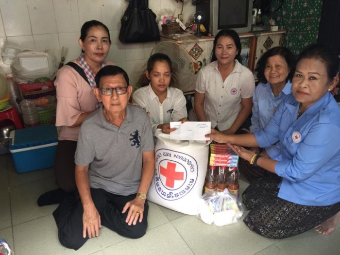 អនុសាខាកាកបាទក្រហមកម្ពុជា ខណ្ឌដូនពេញ ចុះសួរសុខទុក្ខ និងចែករំលែកអំណោយមនុស្សធម៌កាកបាទក្រហមកម្ពុជា!