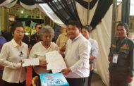 លោក កង វង ចៅសង្កាត់ចោមចៅទី១ បន្តដឹ​កនាំមន្រ្តីសង្កាត់ ចូលរួមរំលែកទុក្ខប្រជាពលរដ្ឋ ក្នុងមូលដ្ឋាន!