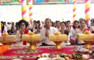 ថ្នាក់ដឹកនាំ ក្នុងរាជរដ្ឋាភិបាល និង មន្រ្តីរាជការ សាលាខណ្ឌពោជធិ៍សែនជ័យ សាលាខណ្ឌកំបូល ចូលរួមកាន់បិណ្ឌវេនទី៩ នៅវត្តពូនភ្នំ សង្កាត់សំរោងក្រោម