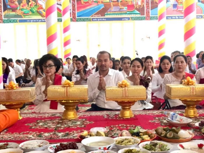 ថ្នាក់ដឹកនាំ ក្នុងរាជរដ្ឋាភិបាល និង មន្រ្តីរាជការ សាលាខណ្ឌពោជធិ៍សែនជ័យ សាលាខណ្ឌកំបូល ចូលរួមកាន់បិណ្ឌវេនទី៩ នៅវត្តពូនភ្នំ សង្កាត់សំរោងក្រោម