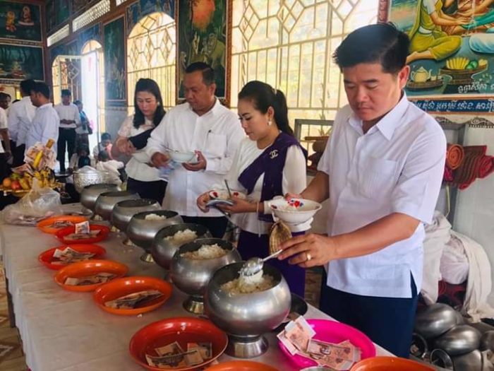 លោកអភិបាលខណ្ឌ និង ភរិយា ចូលរួមពិធីបុណ្យកាន់បិណ្ឌ​​វេនទី១១ នៅនៅវត្តតាំងរនាម,វត្តស្វាយមាស និងវត្តអង្គកំពង់ថ្មកែវ
