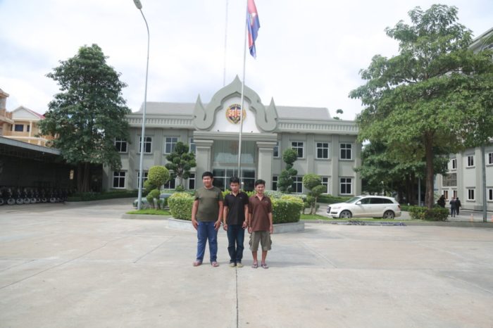 អាវុធហត្ថរាជធានីភ្នំពេញ បញ្ជូនចោរប្លន់ ០៣នាក់ ទៅតុលាការ!