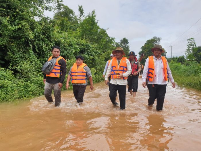 ទឹកនៅបន្តហក់ឡើង រីឯភូមិមួយចំនួនក្នុងក្រុងក៏កំពុងរងនូវការជន់លិចផងដែរ