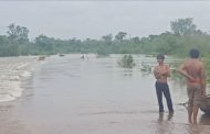 ផ្លូវលំជនបទក្រាលគ្រួសក្រហមមួយខ្សែចូលទៅកាន់ឃុំយាងបានរងនូវការជន់លិចស្ទើតែទាំងស្រុងហើយ នៅព្រឹកថ្ងៃព្រហស្បតិ៍នេះ
