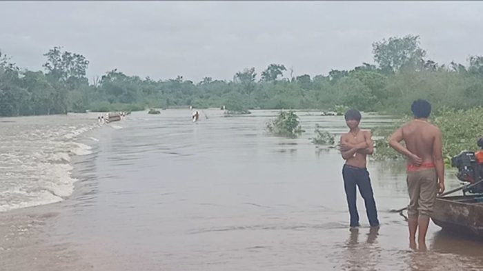 ផ្លូវលំជនបទក្រាលគ្រួសក្រហមមួយខ្សែចូលទៅកាន់ឃុំយាងបានរងនូវការជន់លិចស្ទើតែទាំងស្រុងហើយ នៅព្រឹកថ្ងៃព្រហស្បតិ៍នេះ