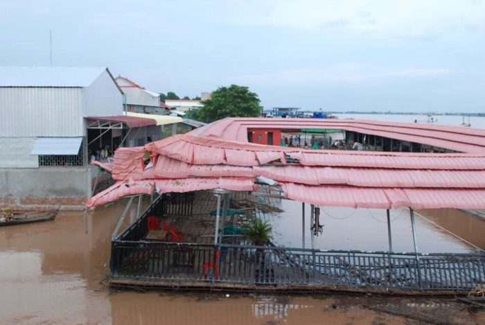 អាជ្ញាធរ​ប្រេីប្រាស់​សាឡង់៥គ្រឿង​ អូស​អាងហែលទឹកសិប្បនិមិត្ត ដាច់ខ្សែទេីនៅស្ពានកោះប៉ែន ចេញពីកន្លែងកើតហេតុហើយ!