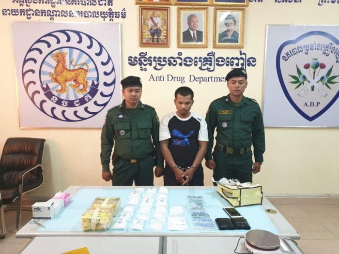 កម្លាំងជំនាញបានឆ្មក់បង្ក្រាប និងឃាត់ខ្លួនមេក្លោងជួញដូរគ្រឿងញៀនម្នាក់រួមនិងថ្នាំញៀនជិត៤គីឡូក្រាម!