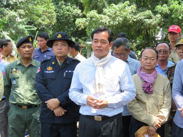 ពលរដ្ឋ​៣៣គ្រួសា​រ ត្រូវ​រុះរើ​ផ្ទះ​ជា​បន្ទាន់​ គេចចេញ​ពី​ការ​បាក់​ច្រាំង​ទន្លេ​ នៅ​ស្រុក​ស្រីសន្ធរ​ ទទួល​បាន​អំណោយ​ពីអភិបាលខេត្ត​កំពង់ចាម​!