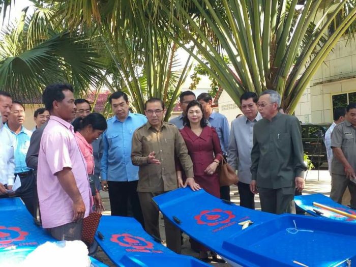 រដ្ឋមន្ត្រីក្រសួងកសិកម្មប្រគល់ទូកម៉ាស៊ីន និងសំភារះប្រើប្រាស់ដល់សហគមន៍នេសាទចំនួន៥០ ក្នុងខេត្តគោលដៅចំនួន២ សម្រាប់ការអនុវត្តទប់ស្កាត់បទល្មើសនេសាទខុសច្បាប់!