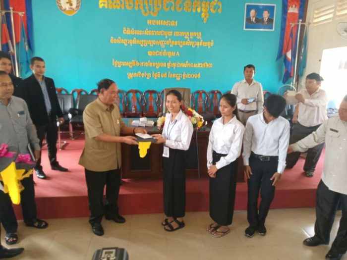 ឯកឧត្ដមបណ្ឌិត ម៉ា ឈឿន ចែកម៉ូតូដល់សិស្សានុសិស្ស ប្រលងជាប់និទ្ទេស Aចំនួន៣នាក់!