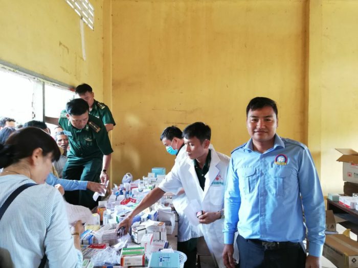 លោក រាជ បុន អភិបាលរងស្រុកស្រុកចន្ទ្រា ដឹកនាំក្រុមគ្រូពេទ្យខាងប្រទេសវៀតណាម ចុះមកពិនិត្យជម្ងឺ ចែកថ្នាំពេទ្យ និងអំណោយដល់ប្រជាពលរដ្ឋក្នុងឃុំសំរោង ចំនួន៣០០ គ្រួសារ!