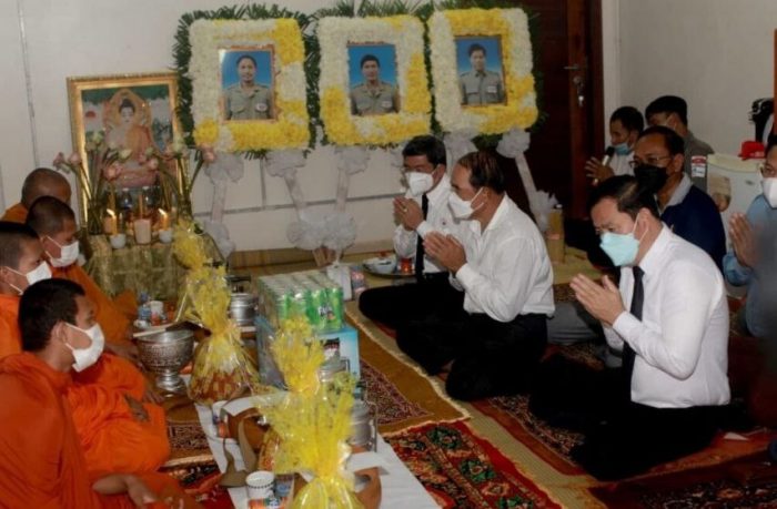 តំណាង សម្តេចតេជោ ហ៊ុន សែន និង សម្តេចកិត្តិព្រឹទ្ធបណ្ឌិត ប៊ុន រ៉ានី ហ៊ុនសែន ចូលរួមគោរព​វិញ្ញាណក្ខន្ធ និងរំលែកទុក្ខជាមួយគ្រួសារ​សពរបស់ អ្នកដោះមីនចំនួន ៣នាក់ ដែលបាន​ពលីជីវិតដោយបុព្វហេតុ នៃការដោះមីននៅខេត្តព្រះវិហារ