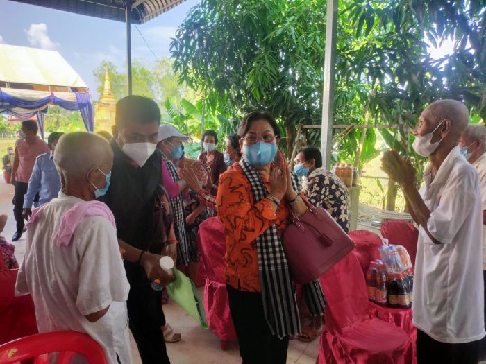 លោកស្រី ហុឹម ម៉ាលី សមាជិកក្រុមការងារថ្នាក់កណ្តាលចុះជួយឃុំសង្កែ អញ្ជើញជួបសំណេះសំណាលជាមួយបងប្អូនប្រជាពលរដ្ឋចំនួន២៤៩គ្រួសារ!