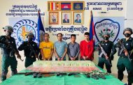 សមត្ថកិច្ចជំនាញមន្ទីរប្រឆាំងគ្រឿងញៀន បង្ក្រាបក្រុមជួញដូរគ្រឿងញៀន ប្រដាប់ដោយអាវុធ ចាប់ខ្លួនជនសង្ស័យ ៤នាក់(ខ្មែរ១ ថៃ៣) រឹបអូសគ្រឿងញៀន ជិត ៦៥ គីឡូក្រាម និងអាវុធ ៣ដើម