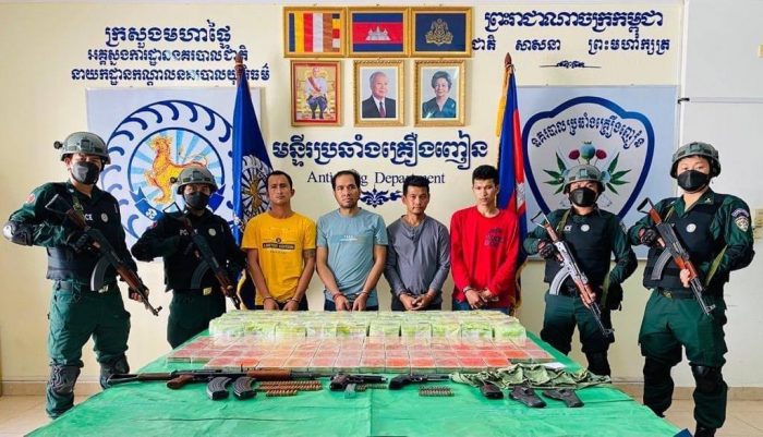 សមត្ថកិច្ចជំនាញមន្ទីរប្រឆាំងគ្រឿងញៀន បង្ក្រាបក្រុមជួញដូរគ្រឿងញៀន ប្រដាប់ដោយអាវុធ ចាប់ខ្លួនជនសង្ស័យ ៤នាក់(ខ្មែរ១ ថៃ៣) រឹបអូសគ្រឿងញៀន ជិត ៦៥ គីឡូក្រាម និងអាវុធ ៣ដើម