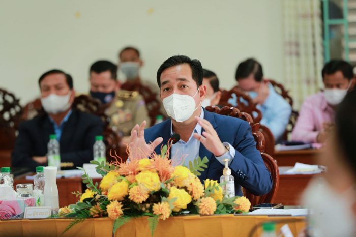 អភិបាលខេត្ត​កំពង់ចាម ព្រមាន​ចាប់ខ្លួន​ប្រគល់ឱ្យ ACU ចំពោះ​មន្ត្រី​ណា​ស្តុក​ឯកសារ​ទុក​ដើម្បី​ដោះដូរ​ប្រយោជន៍​ពី​ប្រជាពលរដ្ឋ ក្នុង​ការងារ​សេវា​អត្រានុកូលដ្ឋាន