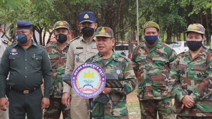 ឧត្តមសេនីយ៍ទោ សោម ស៊ុនបន្តនាំយកអំណោយឯកឧត្តម ហ៊ុន ម៉ាណែតឧបត្ថម្ភជូនអតីតយុទ្ធជន១២គ្រួសារ នៅស្រុក បារាយណ៍