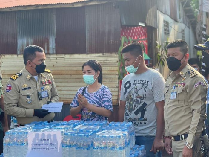 លោកវរសេនីយ៍ឯក សៅ សារឿន អធិការនគរបាលក្រុងប៉ោយប៉ែតនាំយកគ្រឿងឧបភោគ បរិភោគ និងថវិកាមួយចំនួនជូនដល់គ្រួសារសពកុមារីដែលគេសម្លាប់នៅក្រុងប៉ោយប៉ែត!