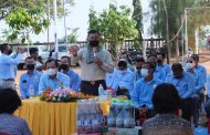 លោក សិទ្ធិ ឡោះ ប្រធានក្រុមការងារខ២៧ ចុះជួយស្រុកស្វាយចេក នាំយកអំណោយទៅចែកជូនពលរដ្ឋ០៩ គ្រួសារមានជីវភាពខ្វះខាតនៅឃុំសារង្គ!