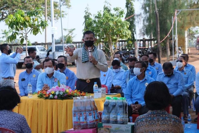 លោក សិទ្ធិ ឡោះ ប្រធានក្រុមការងារខ២៧ ចុះជួយស្រុកស្វាយចេក នាំយកអំណោយទៅចែកជូនពលរដ្ឋ០៩ គ្រួសារមានជីវភាពខ្វះខាតនៅឃុំសារង្គ!