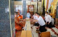 ឯកឧត្តម រ័ត្ន ស្រ៊ាង នាំយកថវិកា និងទេយ្យវត្ថុ ប្រគេនដល់ព្រះសង្ឃ២វត្ត ក្នុងសង្កាត់ព្រែកកំពឹស!