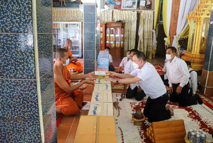 ឯកឧត្តម រ័ត្ន ស្រ៊ាង នាំយកថវិកា និងទេយ្យវត្ថុ ប្រគេនដល់ព្រះសង្ឃ២វត្ត ក្នុងសង្កាត់ព្រែកកំពឹស!