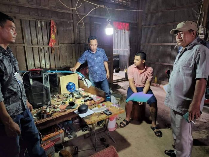 សមត្ថកិច្ចជំនាញចុះធ្វើការបង្រ្កាបឃាត់ខ្លួនបានជនសង្ស័យម្នាក់រួមនិងថ្នាំញៀនមួយចំនួននៅស្រុកមង្គលបូរី!