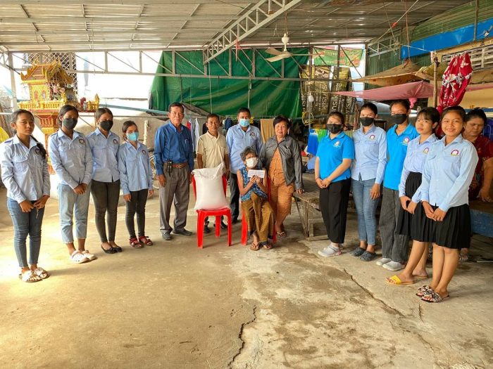 អំណោយប្រចាំខែ របស់លោកឧត្ដមសេនីយ៍ឯក រ័ត្ន ស៊្រាង បានប្រគល់ដល់ដៃពលរដ្ឋទីទាល់ក្រ១៧គ្រួសារ!