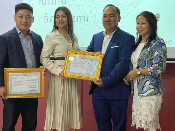 សប្បុរជន និងក្រុមការងារចុះជួយភូមិមេសរប្រចាន់លើរៀបកម្មវិធីពិសារអាហារសាមគ្គីនិងចែកលិខិតថ្លែងឣំណរគុណ