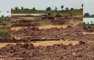 អុញនោះ!គ្រឿងចក្រ និងរថយន្តធំៗជាច្រើនរបស់លោក សុវណ្ណ ចំរើន កំពុងសម្រុកជីកព្រែករំលេចកើត បណ្ដាលឲ្យផ្លូវជាច្រើនរងការខូចខាត