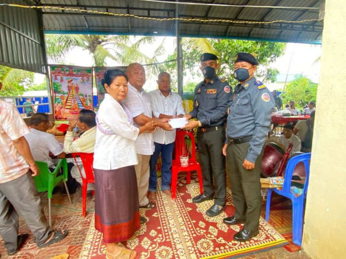មេបញ្ជាការអាវុធហត្ថខណ្ឌទួលគោក ចុះសួរសុខទុក្ខ និងចូលរួមរំលែកទុក្ខដល់ក្រុមគ្រួសារសមាជិក ដែលឪពុកលោកទទួលមរណៈភាព