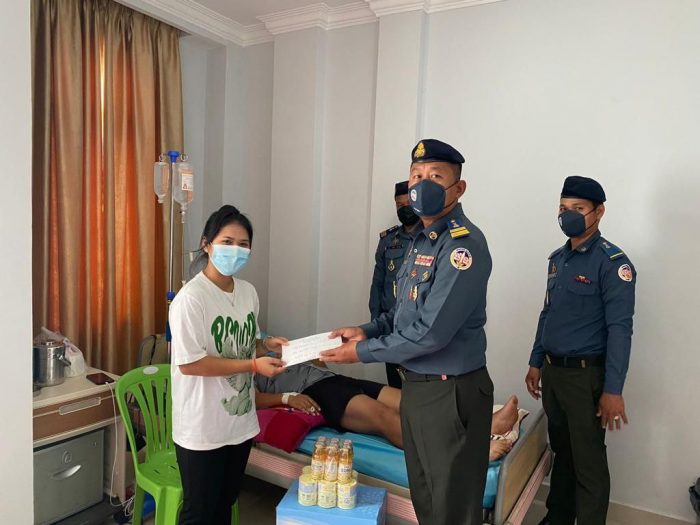 មេបញ្ជាការ អាវុធហត្ថខណ្ឌព្រែកព្នៅ ចុះសួរសុខទុក្ខ សមាជិក មានជំងឺប្រចាំកាយកំពុងសម្រាកព្យាបាលនៅមន្ទីរពេទ្យ