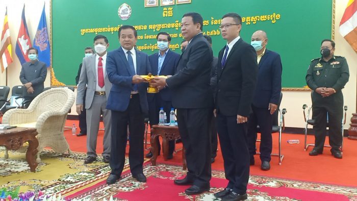 ពិធីប្រកាសចូលកាន់តំណែងប្រធានមន្ទីរសុខាភិបាលថ្មី នៃរដ្ឋបាលខេត្តស្វាយរៀង លោក គុជ ស៉ីថា ជំនួសលោក កែរ រដ្ឋា ដែលត្រូវចូលនិវត្តន៍