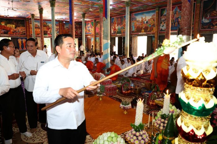 ថ្នាក់ដឹកនាំ​ខេត្តកំពង់ចាម នាំយក​ទេយ្យវត្ថុ និង​ទៀនវស្សា​ប្រគេន​ដល់​ព្រះសង្ឃ នៅ​វត្ត​ជ័យ​គី​រី ហៅ​វត្តភ្នំ​ហាន់ជ័យ ក្នុងស្រុក​កំពង់សៀម និង​វត្ត​ខ្ព​កតា​ងួន ស្រុក​ស្ទឹងត្រង់
