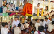 លោក ប៉ក់ ណារ៉ូន សមាជិកលេខា សម្ដេចតេជោ និងក្រុមគ្រួសារ បាននាំយកទៀនវស្សានិងទេយ្យទាន ទៅប្រគេនព្រះសង្ឃ ចំនួន២វត្តក្នុងឃុំក្រោលគោ!