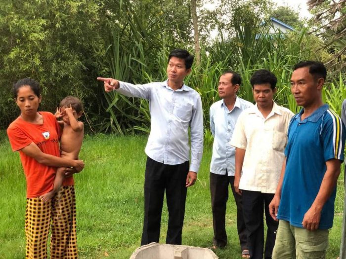 លោកអភិបាលក្រុងស្វាយរៀង បានអញ្ជើញពិនិត្យការសាងសង់បង្គន់អនាម័យជូនប្រជាពលរដ្ឋខ្វះខាតចំនួន ១៤គ្រួសារនៅសង្កាត់ចេកនិងសង្កាត់សង្ឃ័រ